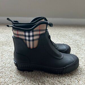 BURBERRY FLINTON BLACK RUBBER BEIGE NOVA CHECK SOCK LOGO ANKLE RAIN BOOTS US8